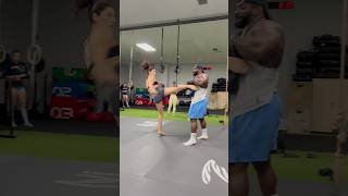 Madelman me sujeta una parada ​⁠MADELMAN kick muaythai kickboxing taekwondo parati [upl. by Arraeic]