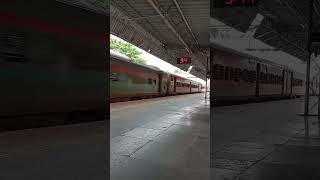 😍Stunningly Honking WAP7 skipping with BHUJDDR Exp🔥 indianrailways shorts youtubeshorts [upl. by Mailli113]