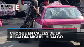 CDMX Aparatoso accidente vial por imprudencias de taxista y motociclista [upl. by Kyriako624]