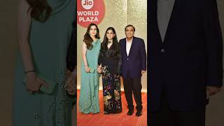 Isha Ambani शादी के बाद दिखती है एक आम सी लड़की 😮 viralvideo ambanifamily facts ishaambani new [upl. by Zsazsa573]