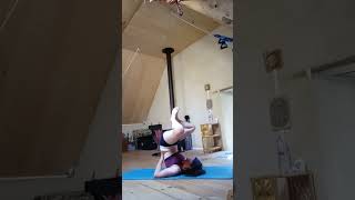 le corps entier jambes en angle lié baddha konasana dans sarvangasana [upl. by Tager392]