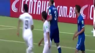 Luis Suarez beißt Chiellini [upl. by Astrahan]