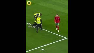 مشجع يطارد كريستيانو مثل المجنون والدون كأنه خائف منه 🤣😂 [upl. by Halfdan15]