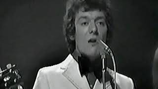 THE HOLLIES1969 LIVE VIDEO CLIP quotSTEWBALLquotLYRICS [upl. by Halilak198]