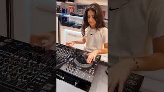 Scratching on new Alpha Theta  Pioneer XDJAZ controller 🔥🔥🔥 alphatheta xdjaz djmichelle [upl. by Araihc]