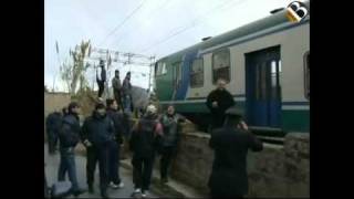 Sicilia scampata tragedia treno investe quasi i manifestanti [upl. by Arlen243]