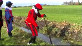 Sinterklaas 2011 Akkrum Nes Zwarte Piet gaat Fierljeppen [upl. by Kerwon]