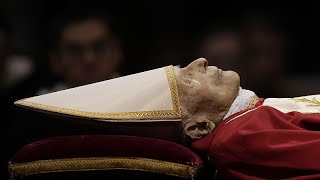 Histórico funeral de Benedicto XVI Así se va a diferenciar la ceremonia para un papa jubilado [upl. by Akelam196]