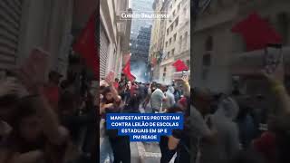 MANIFESTANTES PROTESTAM CONTRA LEILÃO DE ESCOLAS ESTADUAIS EM SÃO PAULO E PM REAGE [upl. by Deppy]