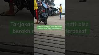 Waspada selalu saat menaiki dermaga tanjakan tinggi [upl. by Uhsoj]