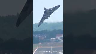 🇬🇧 Vulcan Howl Wingover Takeoff trendingshorts aviation military [upl. by Abate412]