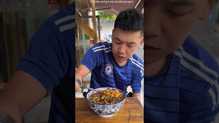 Look this man doesnt have both hands so how does he eat food shortvideo [upl. by Gibbie]