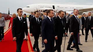 Macron au Maroc  le président français accompagné d’une surprenante délégation [upl. by Eedia]