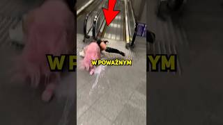 Sprawdź TO przed wejściem na schody ruchome 😨 shorts viral [upl. by Laemsi501]