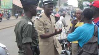 Togo  le Colonel Yark et ses éléments menacent des journalistes togolais [upl. by Bohman]