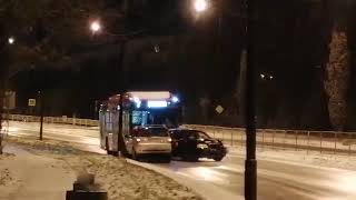 Ślizgający się autobus staranował dwa samochody na al Sikorskiego w Lublinie  23122023 [upl. by Elleirda]