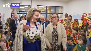 Koningin Mathilde leest voor samen met logopediste met beperking [upl. by Yarahs979]