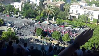 Llegada de los biris al Benito Villamarinel gran derbiquotinfierno verdiblancoquot2018 [upl. by Leilamag16]