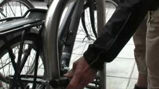 Beat The Thief How not to lock your bike [upl. by Ludwog]