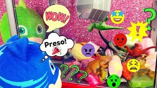 Peschiamo i dinosauri dalla macchinetta prendi caramelle coi Pj Masks Video per bambini [upl. by Mace]