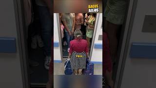 KETIKA NENEK TUA DI HALANGI MASUK LIFT [upl. by Aenal540]