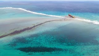 Marée noire à lîle Maurice  le mazout encore à bord du Wakashio récupéré [upl. by Odo]