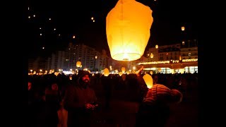 Biarritz  le ciel illuminé par plus de 3000 lanternes célestes [upl. by Ssilem]