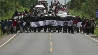 La caravana de migrantes hondureños entra en Guatemala [upl. by Babara723]