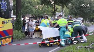 Jonge fietser ernstig gewond na aanrijding met auto in Deventer [upl. by Gnihc]