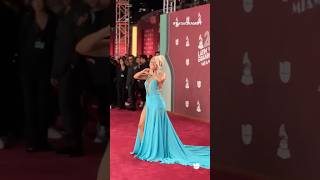 KarolG se presentó en la alfombra de los LatinGRAMMY con un vestido drapeado color turquesa [upl. by Lleda]