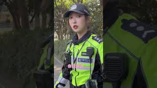 🐰兔子警官耐心给旅客指路美美哒兔子警官杭州旅游 [upl. by Armillia]