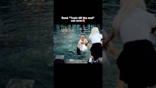 The way she pushed him into the water was hilarious🫢😁💖 TOXIC TILL THE END shortsviral rosie rosé [upl. by Krever]