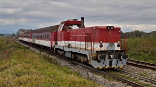 Vlaky Slovensko  Malý Somár 736101 a Hybrid 750130 ZSSK [upl. by Eeleak]