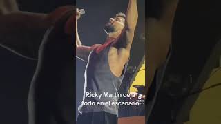 Ricky Martin se baila todo sobre el escenario 🕺 [upl. by Allerus672]