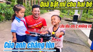 Quà bí mật của hai đứacả nhà cùng mừng rởvinhvlog [upl. by Aihsemak]