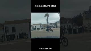 Un cycliste à contresens dans un petit rondpoint en ville [upl. by Odeen]