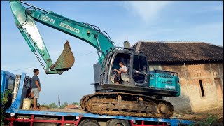 20 Ton Kobelco SK200 Excavator Transported With Fuso Self Loader Truck [upl. by Fabio]