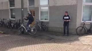 Gevaarlijke situatie door telefoongebruik op de fiets [upl. by Trebled319]