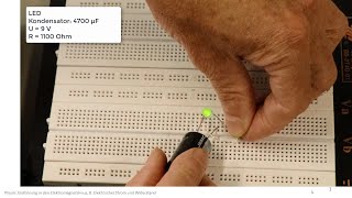 Elektromagnetismus Experiment Entladevorgang eines Kondensators über LED und Widerstand [upl. by Bendite]