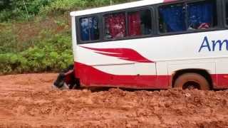 Passageiros tentam tirar ônibus na BR156 Oiapoque Oyapock [upl. by Truman268]