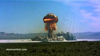 Ansicht einer Atombombe Explosion [upl. by Hayalat]