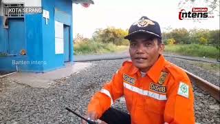 Suka Duka Penjaga Perlintasan Kereta Api Di Kota Serang [upl. by Leorsiy210]