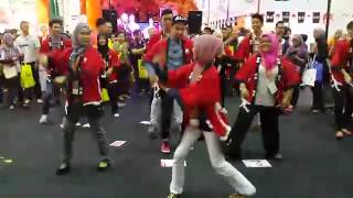 Jejak Jepun Flashmob by Zizan Razak amp ZTF Day 2 [upl. by Ennasirk]