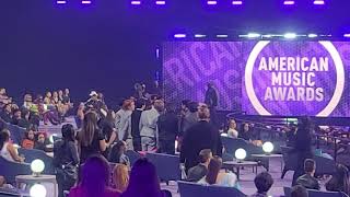 BTS meets SHAWN STOCKMAN Boyz II Men and his daughter at the AMAs FAN CAM [upl. by Lipp14]