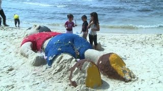 Gaza une statue de sable en hommage à Aylan Kurdi [upl. by Nagoh109]