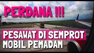 PERDANA PESAWAT DI SEMPROT PEMADAM KEBAKARAN  BATIK AIR FLIGHT  Inagural Banyuwangi [upl. by Netsirk746]