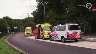 Man gewond bij verkeersruzie voor ziekenhuis [upl. by Emolas763]