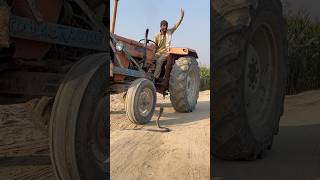 Kisan Naag dekh kar tractor se neeche utar aye [upl. by Lerad]