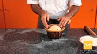 Technique de façonnage dun Kouglof par le pâtissier Thierry Mulhaupt [upl. by Ocer648]