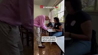 Deputado Eduardo Suplicy vota em São Paulo [upl. by Sueahccaz833]